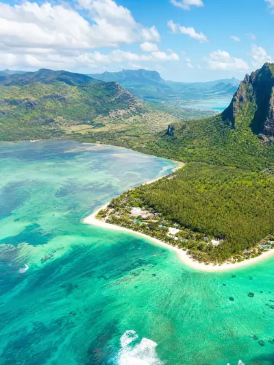 The lagoon below Le Morne at midday